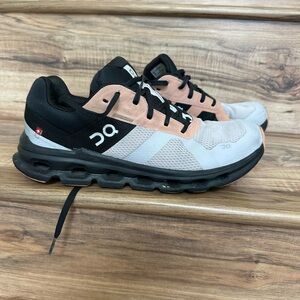 Women’s on on cloud shoes size 9.5